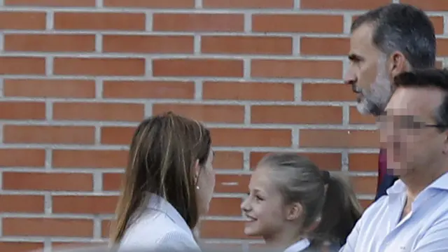 El rey Felipe VI y la reina Letizia, a su llegada al colegio Santa María de los Rosales, adonde llevaron a sus hijas, la princesa Leonor (en la foto) y la infanta Sofía, que comenzaron hoy las clases del curso 2018-2019
