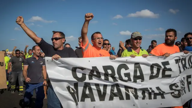 Los trabajadores de Navantia han cortado la carretera A-4, a su paso por San Fernando.