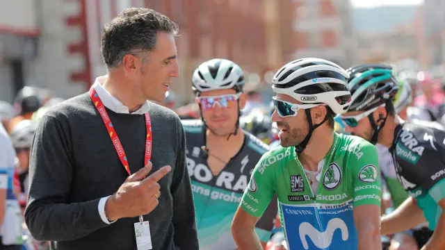 Induráin y Valverde antes de la salida de una etapa de la presente Vuelta a España.