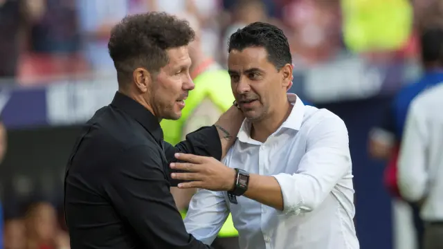 Míchel, entrenador del Rayo (a la derecha), saluda a Simeone, técnico del Atlético, antes de la disputa del derbi madrileño.