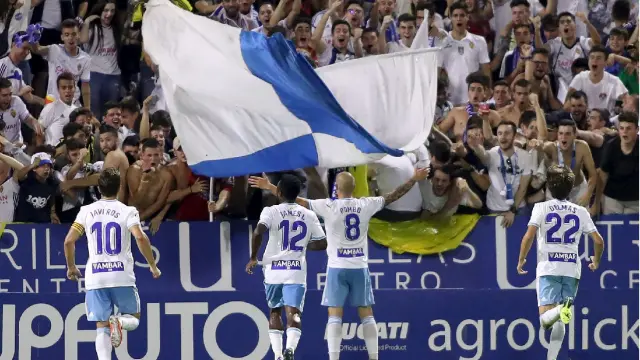 Los jugadores del Real Zaragoza celebran con la afición el 2-0 logrado por Pombo ante el Deportivo de La Coruña en el partido de Copa de este miércoles.
