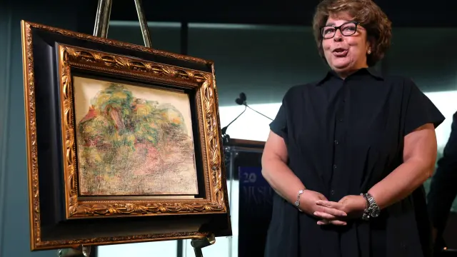 Sylvie Sulitzer junto a la obra de Renoir recuperada.