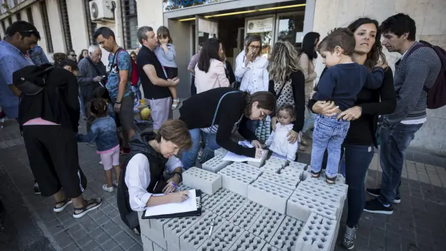Recogida de firmas, este viernes, en las proximidades del colegio Recarte y Ornat de Zaragoza.