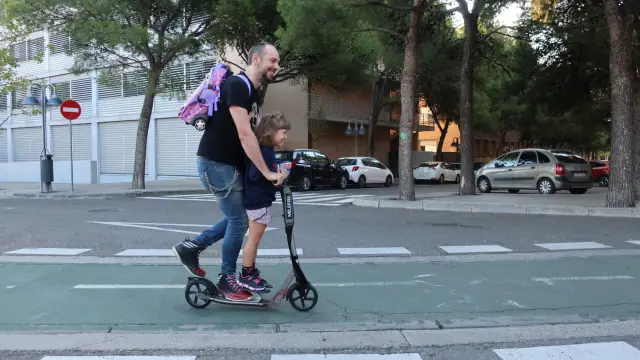 Un padre y su hija, juntos en un patinente.