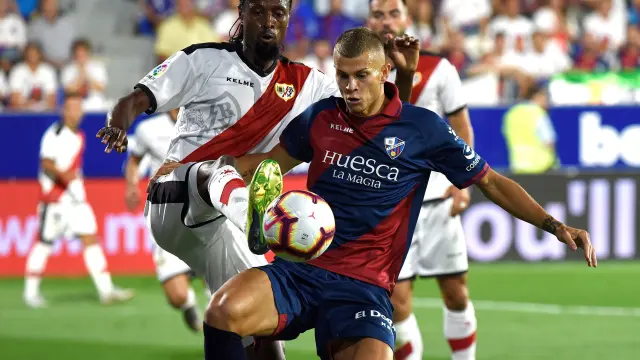 El delantero italiano de la SD Huesca Samuele Longo disputando un balón con Abdouyale Ba.