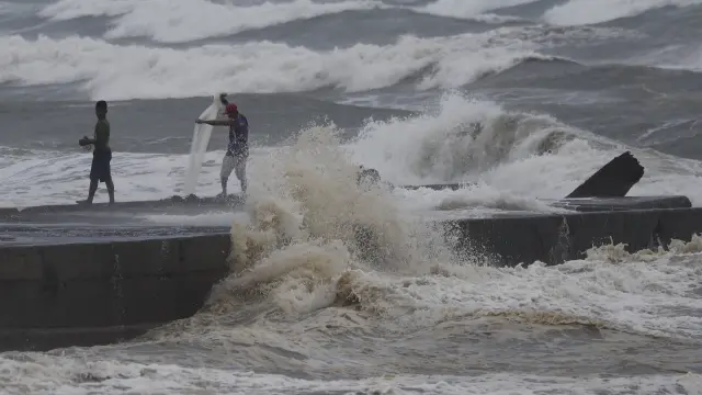 El tifón está dejando olas de hasta seis metros en la costa.