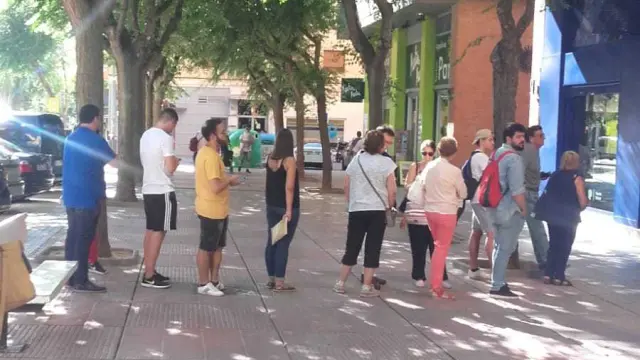 Aficionados han acudido a las oficinas del Huesca en Avenida Pirineos para adquirir las últimas localidades disponibles