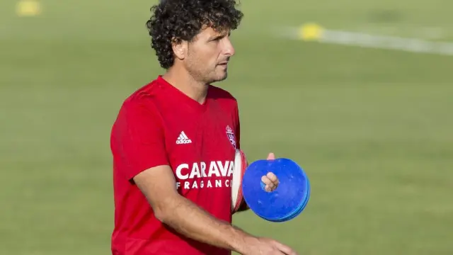Idiakez prepara un ejercicio en el entrenamiento último del Real Zaragoza antes de partir hacia Almería.