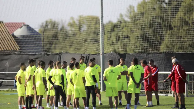 Futbolistas y cuerpo técnico de la SD Huesca, reunidos durante el entrenamiento de hoy.