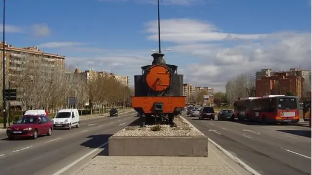 Se va a restaurar la locomotora que, como elemento monumental, se encuentra situada en la mediana de la avenida Valle de Broto