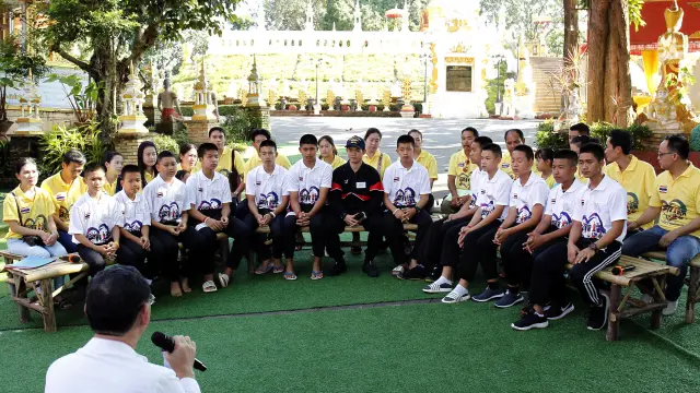 Los niños rescatados de la cueva de Tailandia han ofrecido este domingo la que será su última rueda de prensa en grupo
