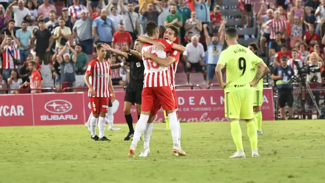Álvaro Vázquez, brazos en jarra, tras el pitido final que dio la victoria al Almería (2-1).