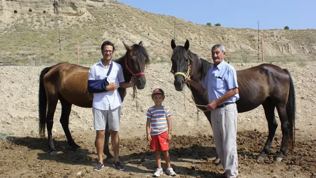 Carlos Ferrer y su hijo, Daniel, junto al alcalde de Lanaja, Gerardo Castillo, y sus dos caballos, Mayoral y Pincel