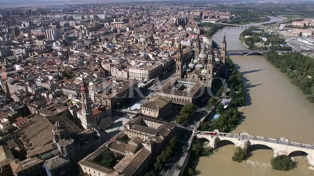 Vistas aéreas de la Basílica del Pilar y su entorno. El puente de Piedra, el río Ebro y el Casco Antiguo de Zaragoza