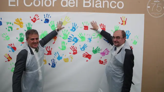 Ramón Alejandro, presidente de Saica, con el presidente aragonés, Javier Lambán, dejando su impronta en el papel blanco estucado que fabrica el grupo