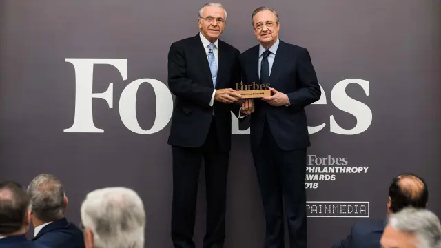 El presidente de Fundación 'la Caixa', Isidro Fainé, ha recibido el galardón de manos del presidente de ACS, Florentino Pérez.