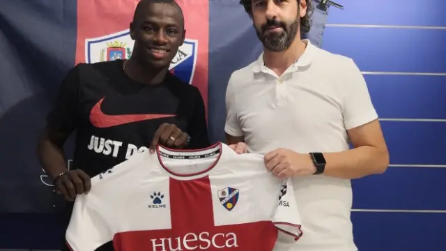 Juan Sebastián Peñaloza y el director deportivo azulgrana, Emilio Vega, hacen público el acuerdo entre el jugador y el Huesca.