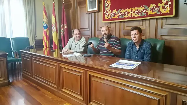 Julio Esteban, Jorge Moradell y Javier Domingo, durante la presentación del Campeonato de Aragón de Lanzamiento de Saco