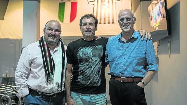 Francesco, Arróspide y Luis Cenis, preparados para ver a la Juventus en la sede de la peña.