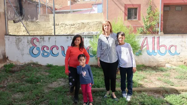 María Pilar, Khadija, la profesora Mariví y David, en el patio de la escuela de Alba.