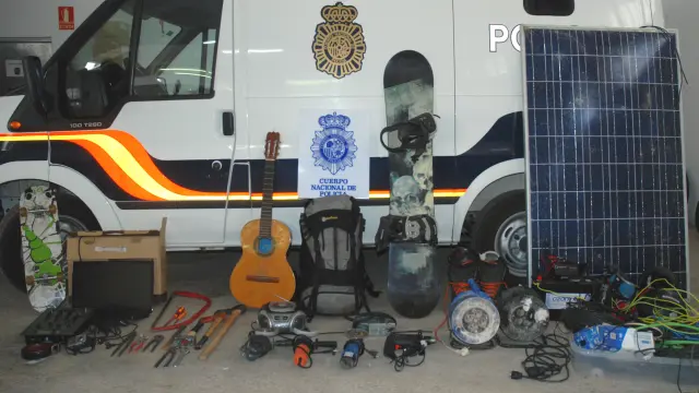 Objetos robados en casas de Teruel que el ladrón guardaba en su vehículo