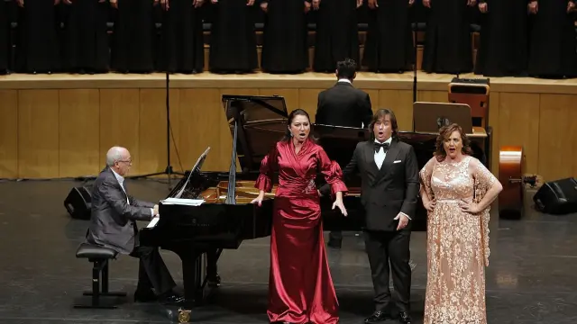 Un momento de la actuación de Montserrat Martí Caballé (con vestido rojo), Nacho del Río y Beatriz Gimeno, con Miguel Ángel Tapia, al piano.