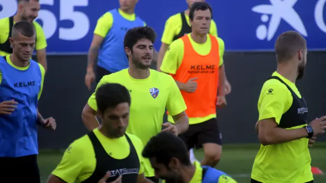 Varios futbolistas del Huesca, durante un entrenamiento de esta semana.