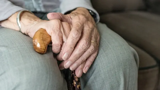 Manos de una mujer anciana, los más afectados por la enfermedad del párkinson.