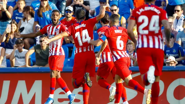 Varios futbolistas del Atlético celebran uno de los dos tantos que marcó en Getafe, ambos obra de Lemar.