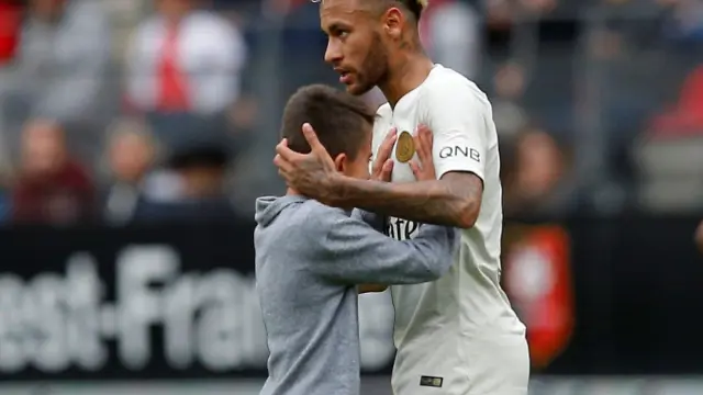 Neymar con el niño al que le regaló su camiseta.
