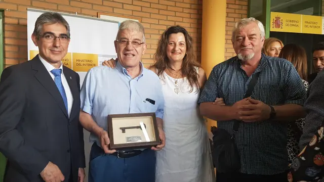 La Subdelegada del Gobierno en Huesca, Isabel Blasco, entrega la condecoración a la Asociación Belenística de Monzón.