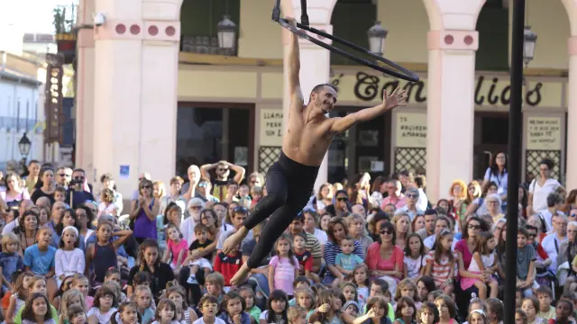 Actuación de circo en la plaza de Luis López Allué de Huesca en el primer día de la feria.