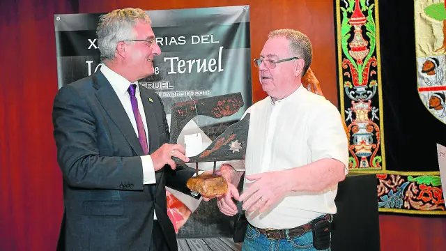 El ganador del premio al mejor jamón recogió el galardón de manos del consejero de Desarrollo Rural.