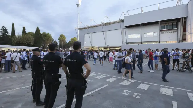 Tres policías observan a los aficionados, muchos de ellos de la Real Sociedad, antes del comienzo del partido de este pasado viernes en El Alcoraz.