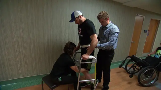Un parapléjico consigue volver a andar gracias a una estimulación eléctrica en su médula