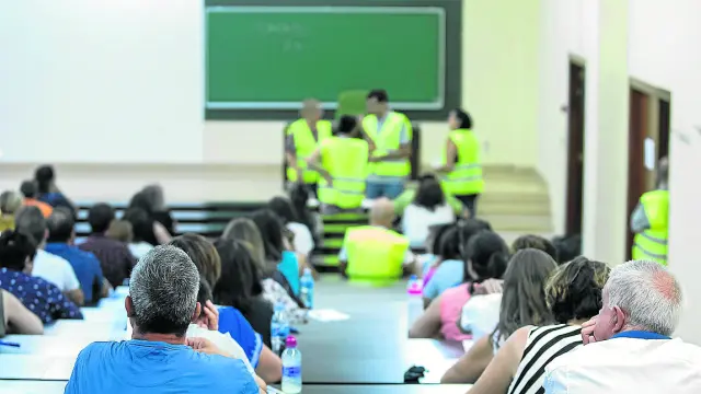 Los aspirantes, en el aulario B de la Facultad de Medicina de la Universidad de Zaragoza.