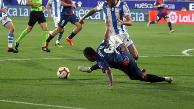 Cucho Hernández, delantero del Huesca, trata de contactar con la pelota en posición acrobática durante el partido de este pasado viernes contra la Real Sociedad.