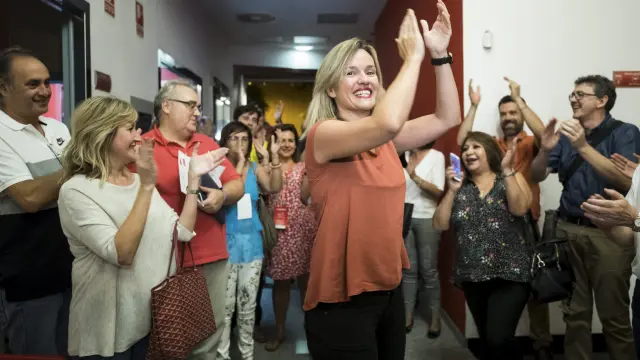 Tras conocerse el resultado de las primarias del PSOE, Pilar Alegría fue aplaudida por sus seguidores.