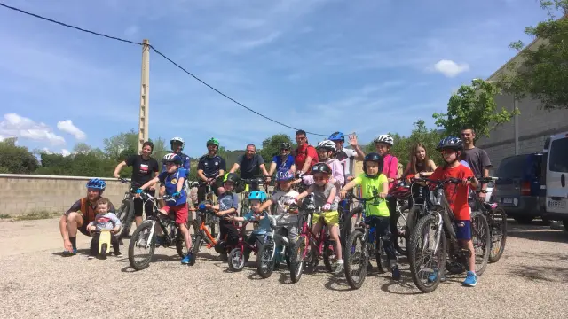 Foto de grupo de una de las actividades para niños que ha organizado este año el club Ciclistas Reino de los Mallos.