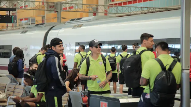 Los futbolistas del Huesca hace unos minutos en la estación de Delicias para viajar en AVE a Madrid.