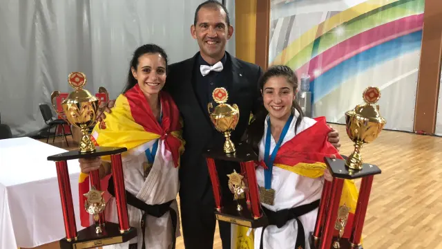 Bea Prades y Ainoa Sierra, con el galardón de campeonas de Europa.