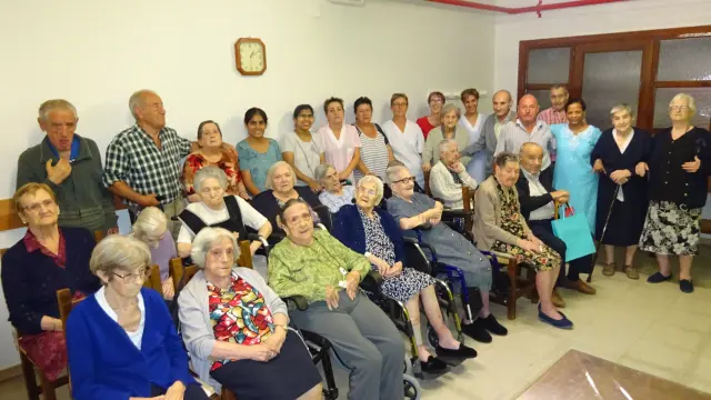 Ancianos, trabajadoras y religiosas gestoras de la residenciade Novillas.