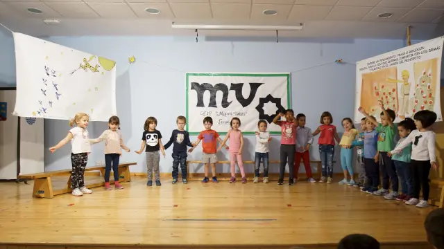 Niños y niñas de infantil del colegio Miguel Vallés cantando en inglés.
