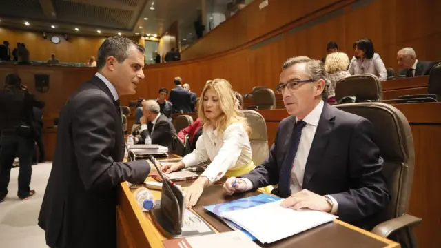 El presidente del PP-Aragón, Luis María Beamonte, con Javier Martínez (C's) y Mar Vaquero, en la segunda jornada del debate sobre el estado de la Comunidad.