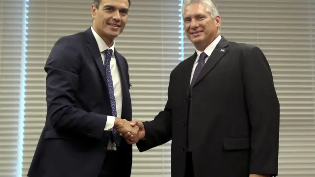 Sanchez saludando al presidente cubano, Miguel Díaz Canel