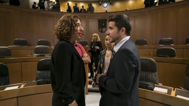 Patricia Luquin, a la izquierda, junto a Nacho Escartín este miércoles en el pleno