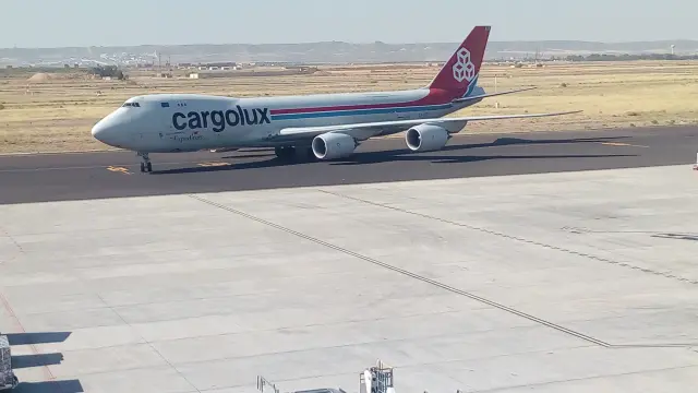 Un avión en el aeropuerto de Zaragoza