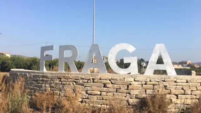 Las letras de Fraga reciben a los vehículos que llegan desde Mequinenza.