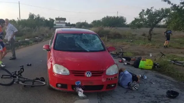 Un conductor atropella en Lorca a 8 ciclistas, tres de ellos graves