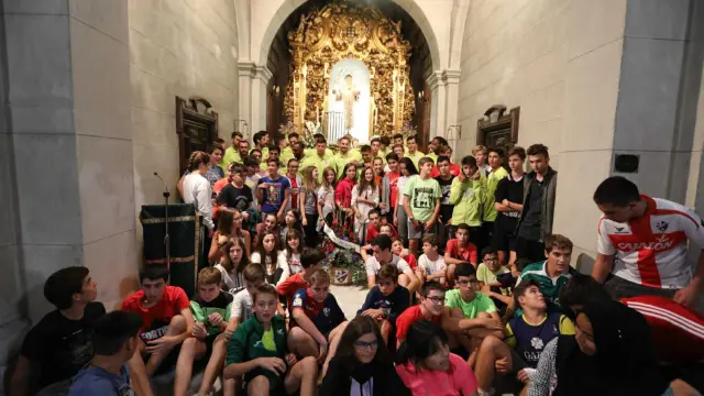 Los futbolistas del Huesca han posado en la capilla de San Lorenzo junto a los estudiantes.
